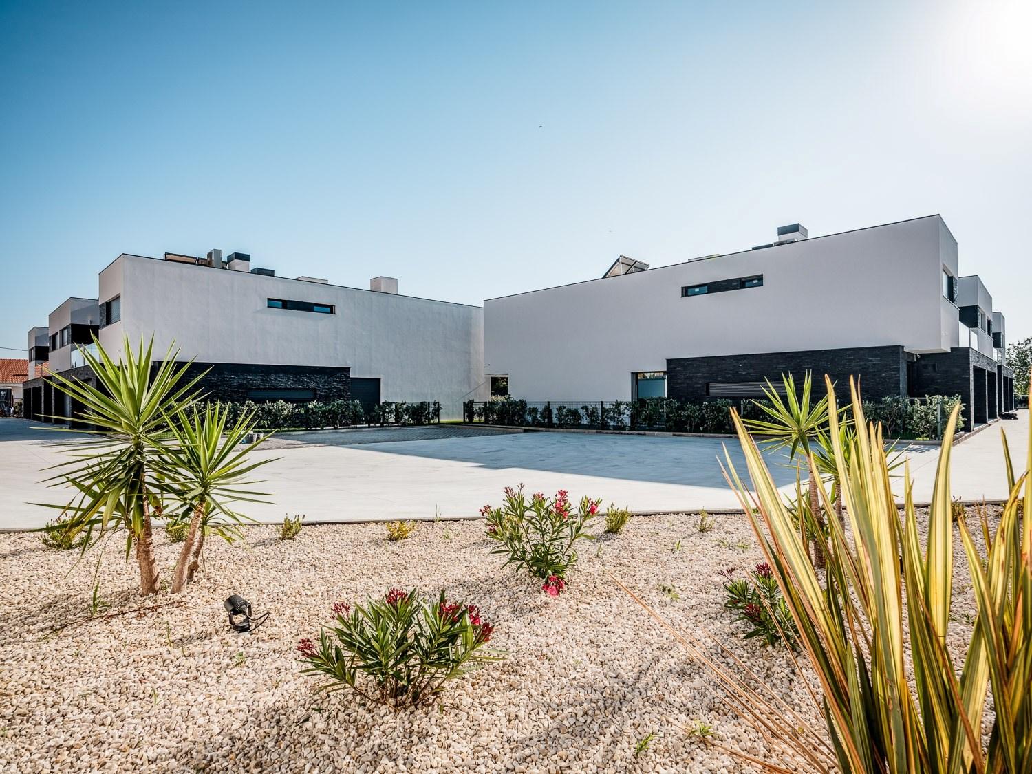 Moradia T4 de Luxo em Miramar - Condomínio Privado com Piscina, Ginásio e Jardim