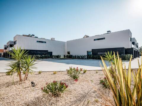 Moradia T4 de Luxo em Miramar - Condomínio Privado com Piscina, Ginásio e Jardim
