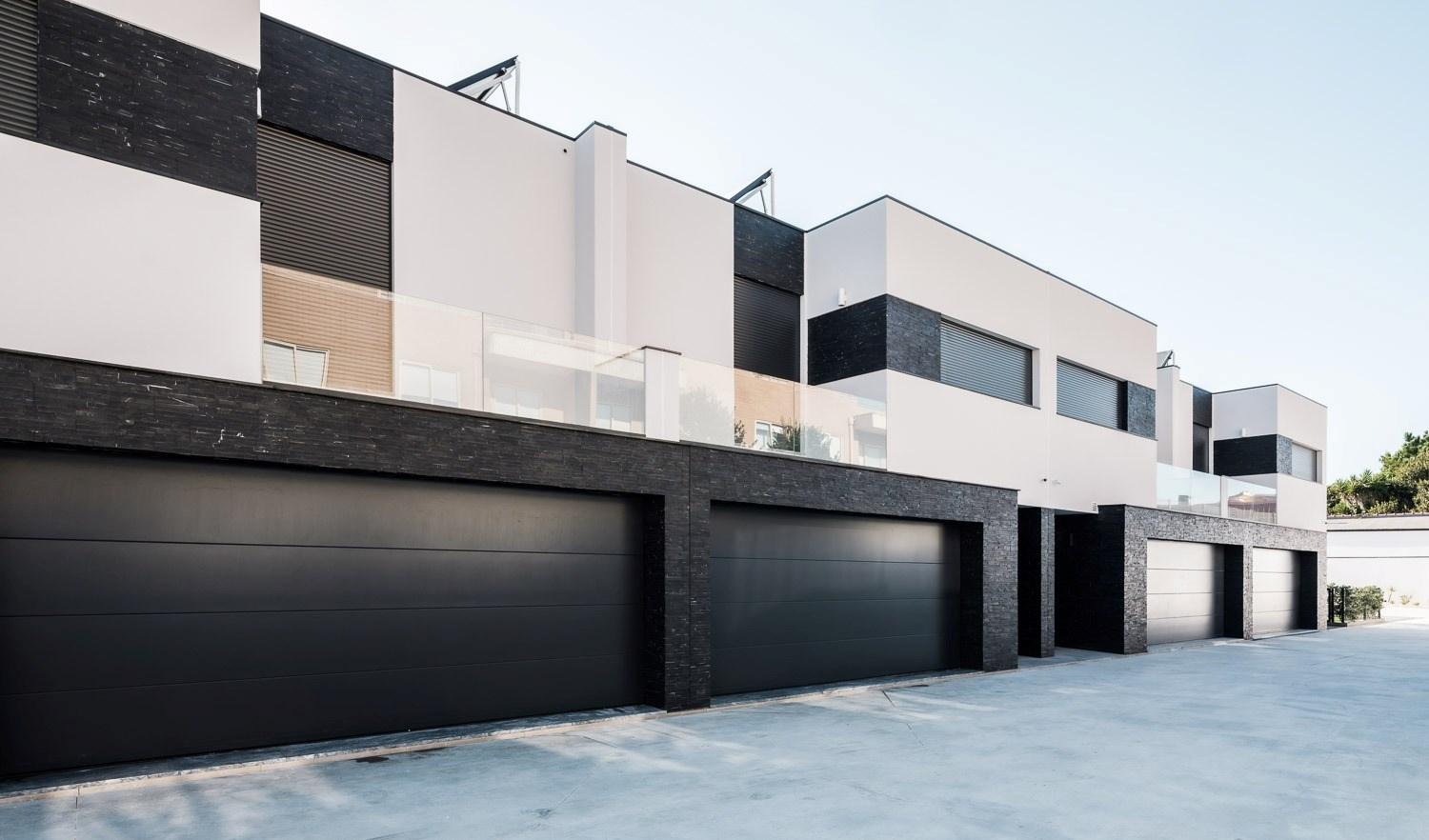 Moradia T4 de Luxo em Miramar - Condomínio Privado com Piscina, Ginásio e Jardim