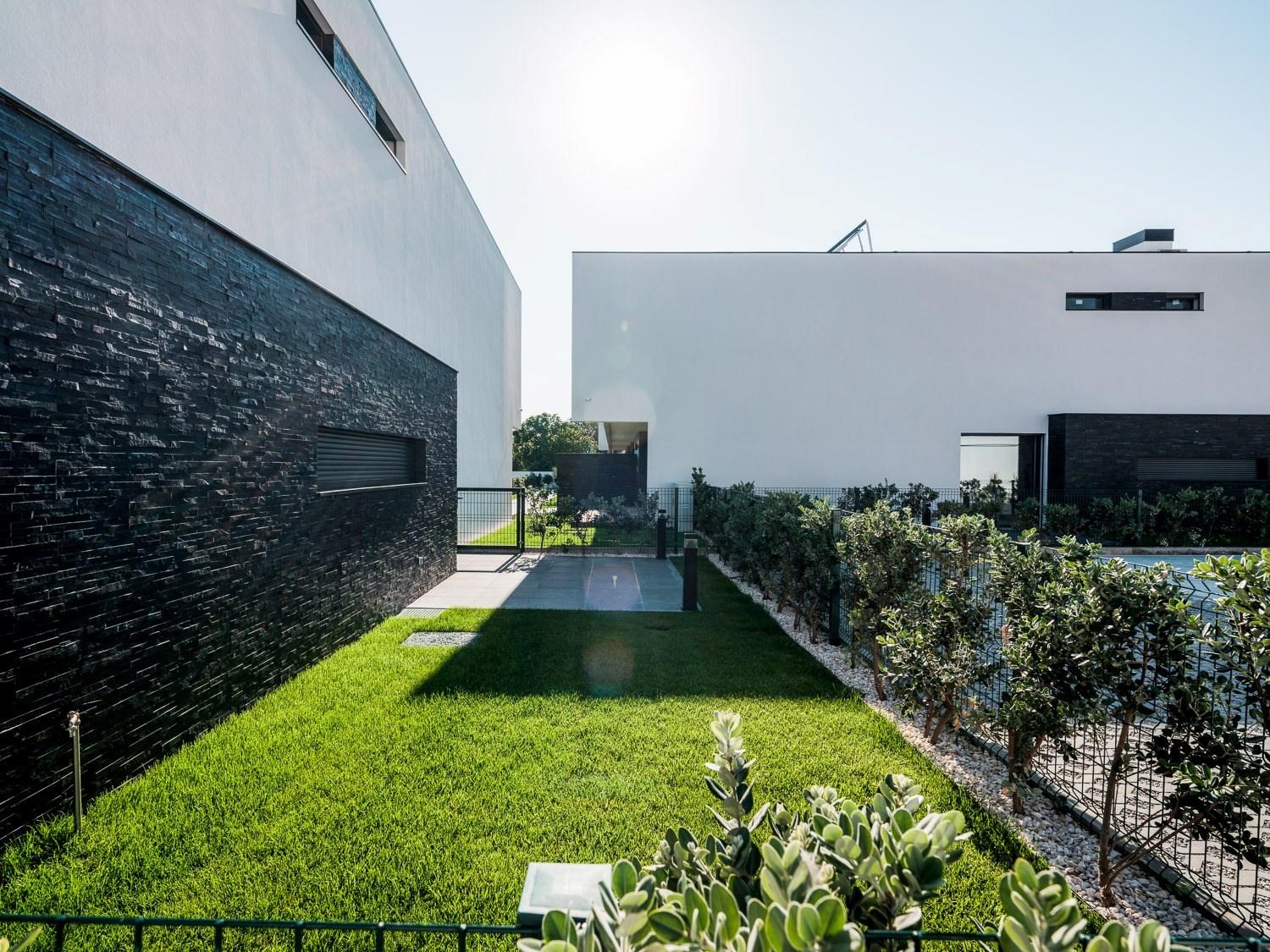 Moradia T4 de Luxo em Miramar - Condomínio Privado com Piscina, Ginásio e Jardim
