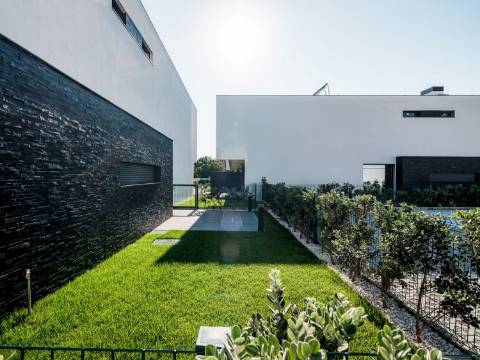 Moradia T4 de Luxo em Miramar - Condomínio Privado com Piscina, Ginásio e Jardim