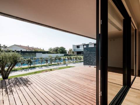 Moradia T4 de Luxo em Miramar - Condomínio Privado com Piscina, Ginásio e Jardim