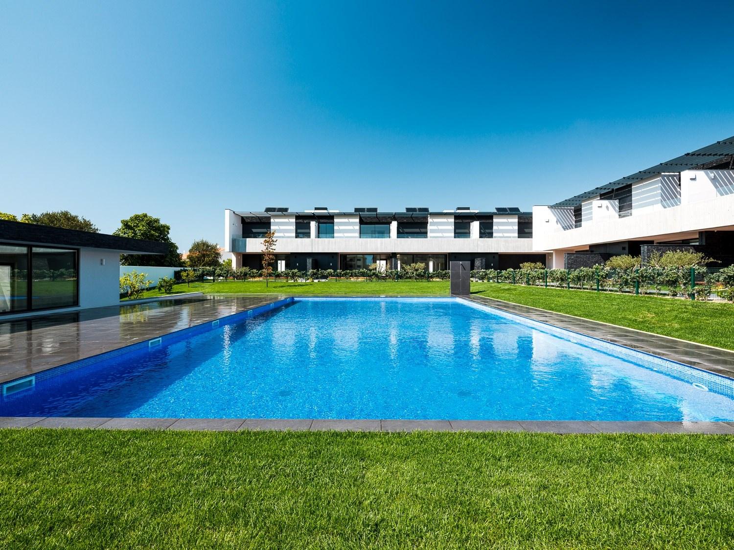 Moradia T4 de Luxo em Miramar - Condomínio Privado com Piscina, Ginásio e Jardim