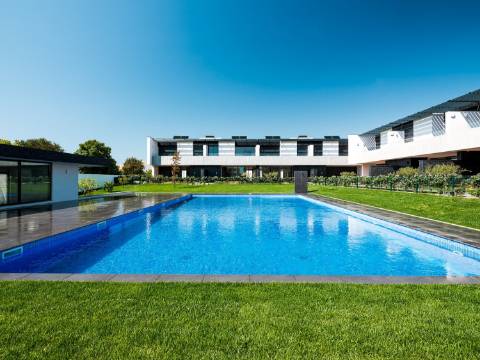 Moradia T4 de Luxo em Miramar - Condomínio Privado com Piscina, Ginásio e Jardim