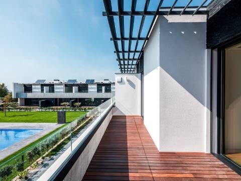 Moradia T4 de Luxo em Miramar - Condomínio Privado com Piscina, Ginásio e Jardim