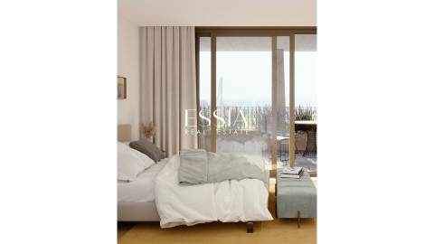 Apartamento T4 com Varanda