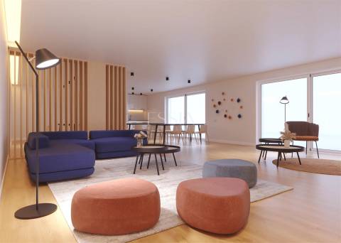 Apartamento T4 com Varanda