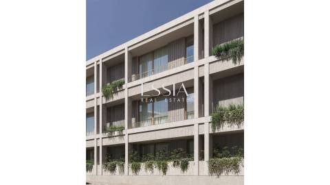 Apartamento T3 com Terraço e  Estacionamento Privativo no Pinheiro Manso