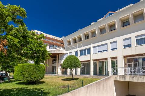 Apartamento T3 Duplex Remodelado na Foz do Douro