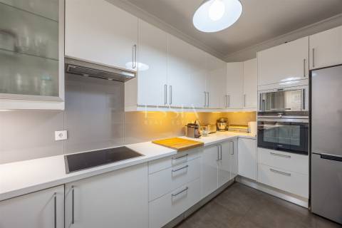 Apartamento T3 Duplex Remodelado na Foz do Douro