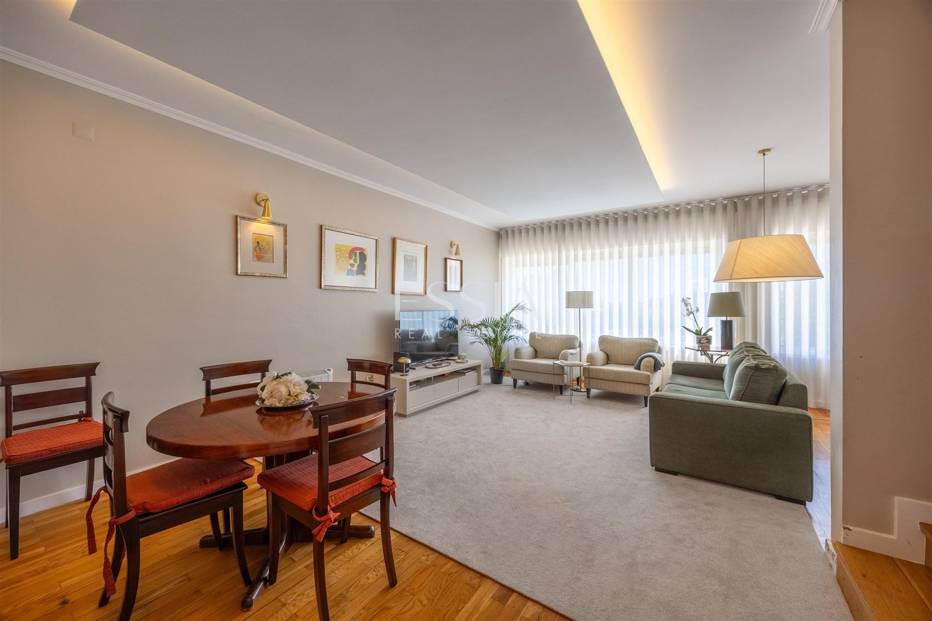 Apartamento T3 Duplex Remodelado na Foz do Douro