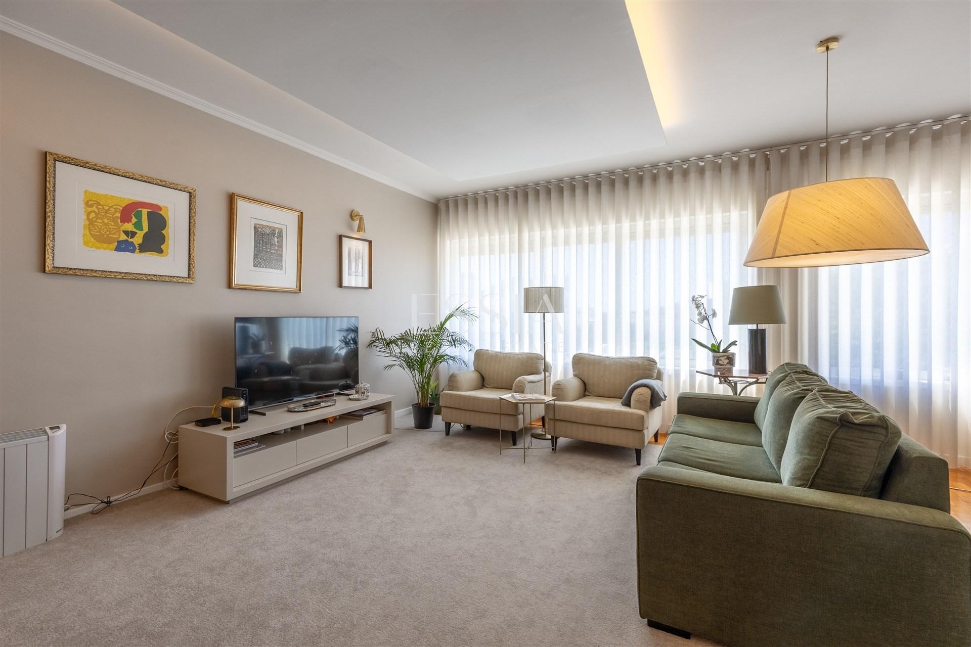 Apartamento T3 Duplex Remodelado na Foz do Douro