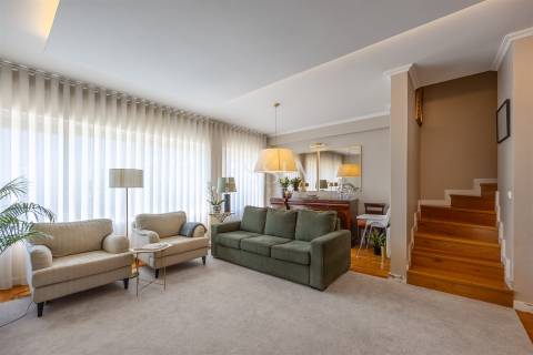 Apartamento T3 Duplex Remodelado na Foz do Douro
