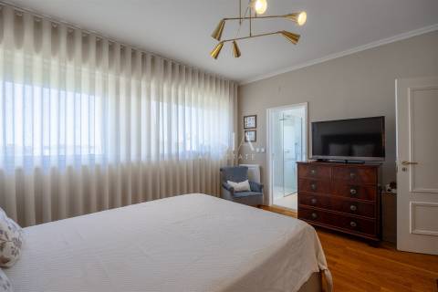 Apartamento T3 Duplex Remodelado na Foz do Douro