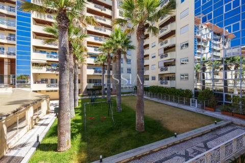 Apartamento T3 Duplex Remodelado na Foz do Douro