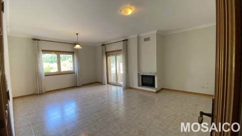 T1 Miramar, próximo à Avª Vasco da Gama (Farmácia Miramar), Garagem BOX p/1 viatura +arrumos