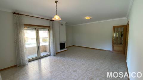 T1 Miramar, próximo à Avª Vasco da Gama (Farmácia Miramar), Garagem BOX p/1 viatura +arrumos