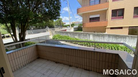 T1 Miramar, próximo à Avª Vasco da Gama (Farmácia Miramar), Garagem BOX p/1 viatura +arrumos