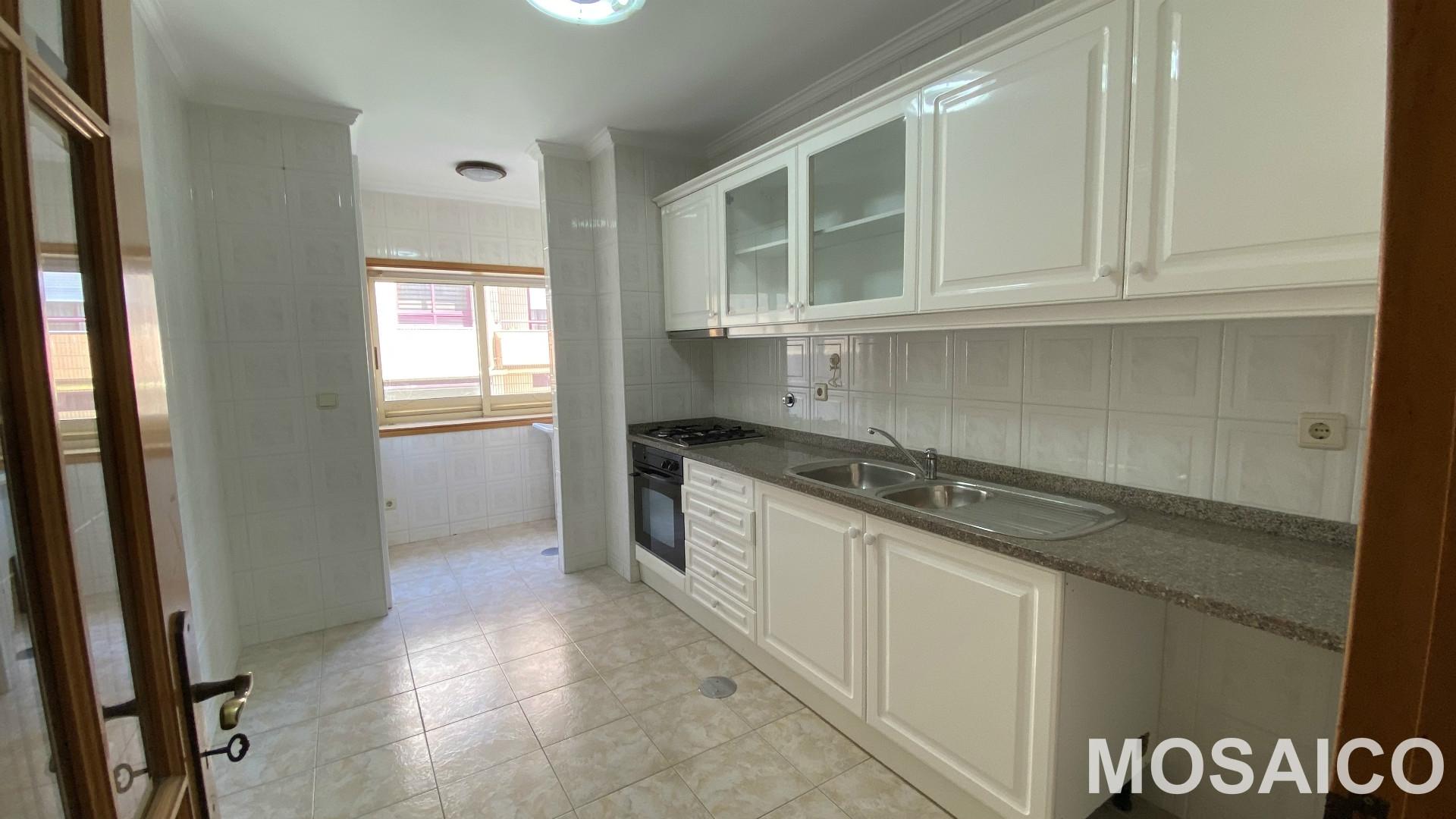 T1 Miramar, próximo à Avª Vasco da Gama (Farmácia Miramar), Garagem BOX p/1 viatura +arrumos