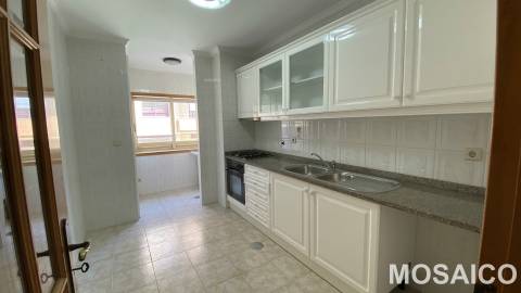 T1 Miramar, próximo à Avª Vasco da Gama (Farmácia Miramar), Garagem BOX p/1 viatura +arrumos
