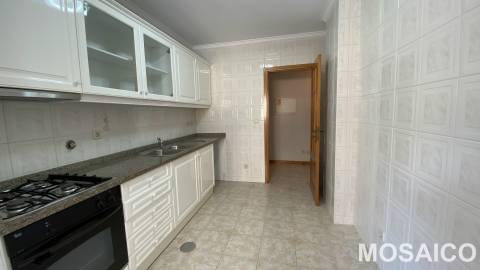 T1 Miramar, próximo à Avª Vasco da Gama (Farmácia Miramar), Garagem BOX p/1 viatura +arrumos
