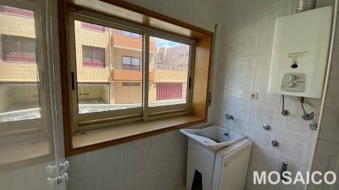 T1 Miramar, próximo à Avª Vasco da Gama (Farmácia Miramar), Garagem BOX p/1 viatura +arrumos