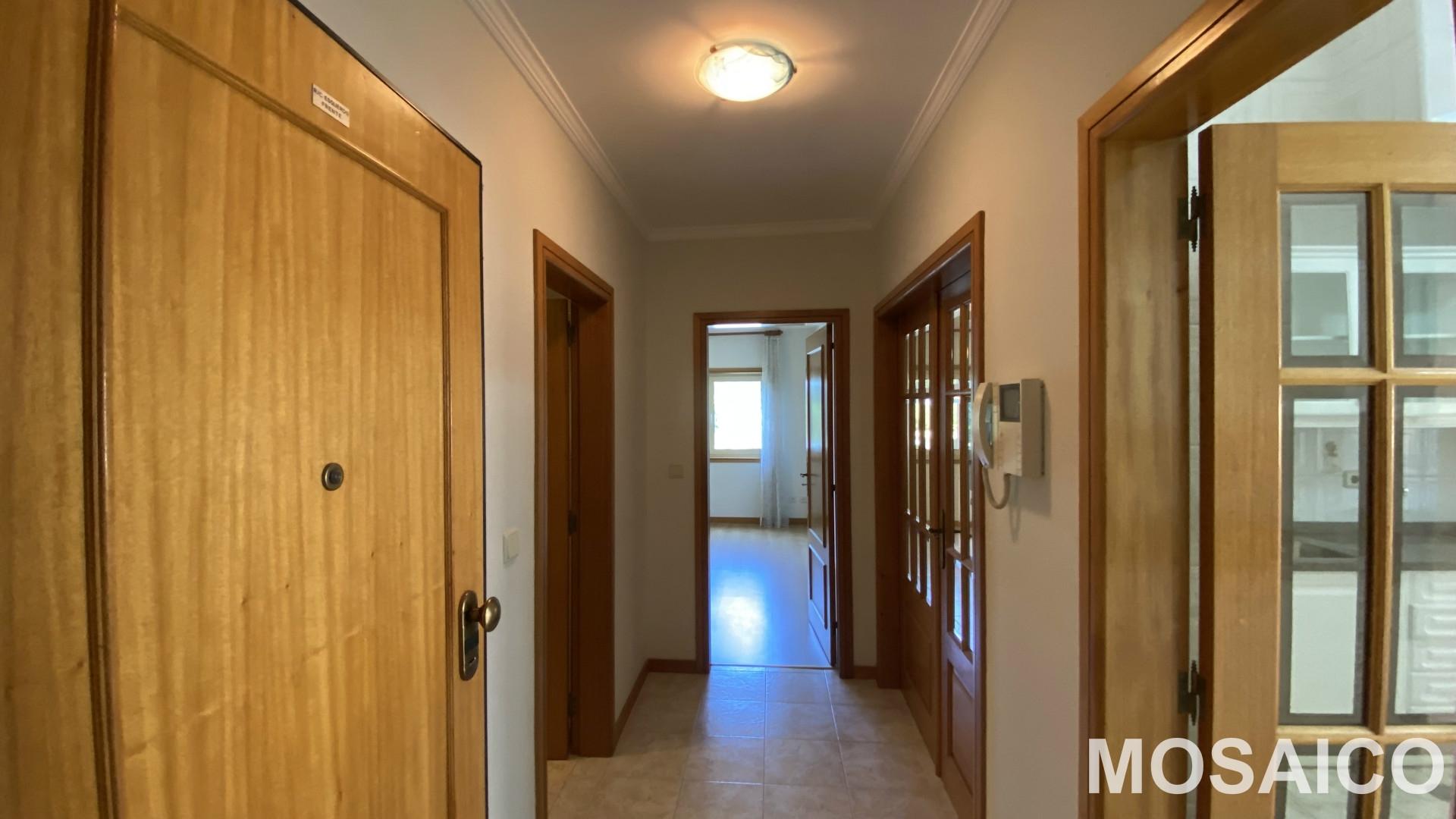 T1 Miramar, próximo à Avª Vasco da Gama (Farmácia Miramar), Garagem BOX p/1 viatura +arrumos