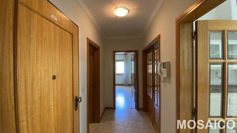 T1 Miramar, próximo à Avª Vasco da Gama (Farmácia Miramar), Garagem BOX p/1 viatura +arrumos