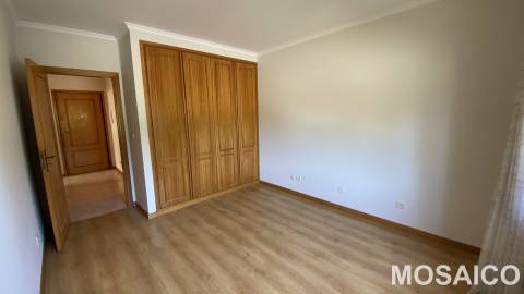 T1 Miramar, próximo à Avª Vasco da Gama (Farmácia Miramar), Garagem BOX p/1 viatura +arrumos