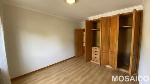 T1 Miramar, próximo à Avª Vasco da Gama (Farmácia Miramar), Garagem BOX p/1 viatura +arrumos