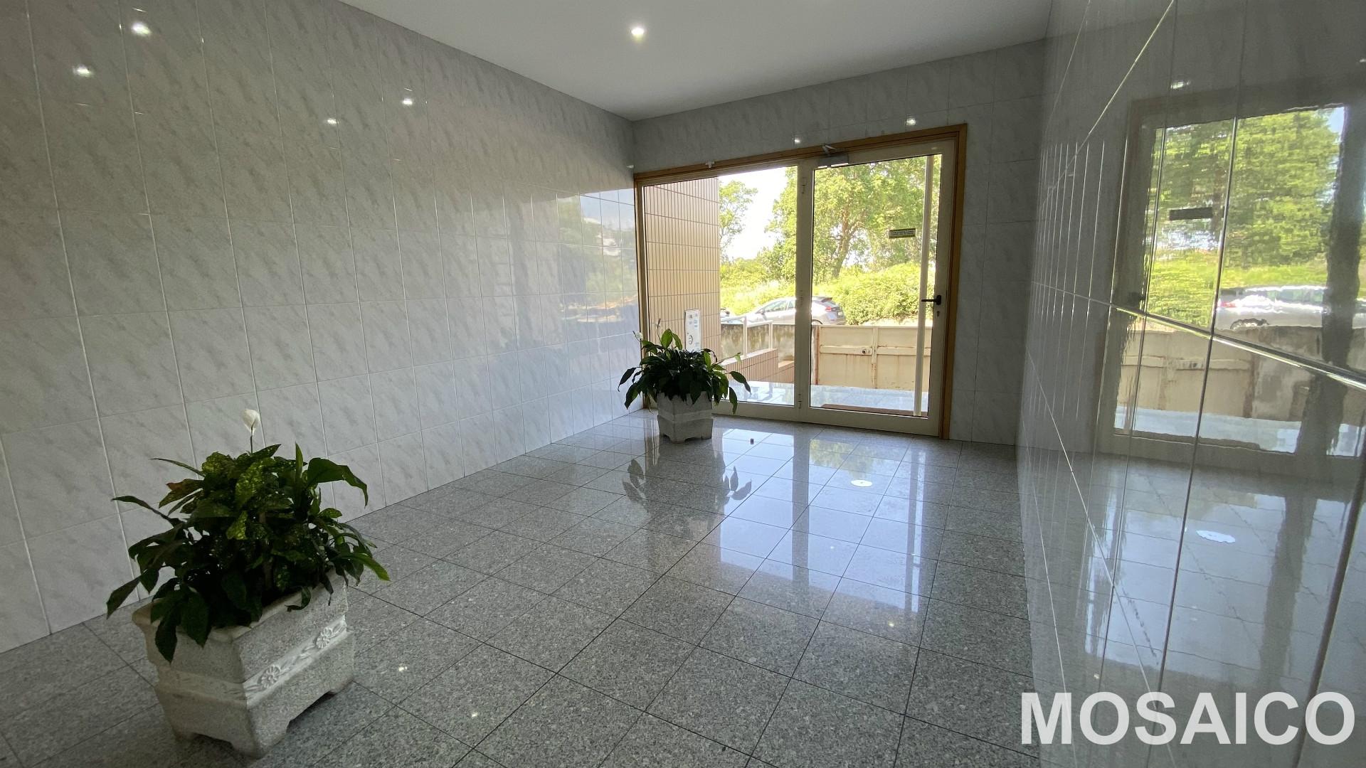 T1 Miramar, próximo à Avª Vasco da Gama (Farmácia Miramar), Garagem BOX p/1 viatura +arrumos
