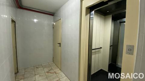 T1 Miramar, próximo à Avª Vasco da Gama (Farmácia Miramar), Garagem BOX p/1 viatura +arrumos