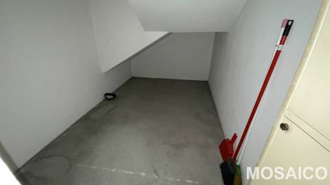 T1 Miramar, próximo à Avª Vasco da Gama (Farmácia Miramar), Garagem BOX p/1 viatura +arrumos