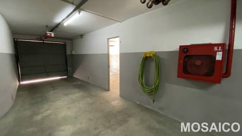 T1 Miramar, próximo à Avª Vasco da Gama (Farmácia Miramar), Garagem BOX p/1 viatura +arrumos