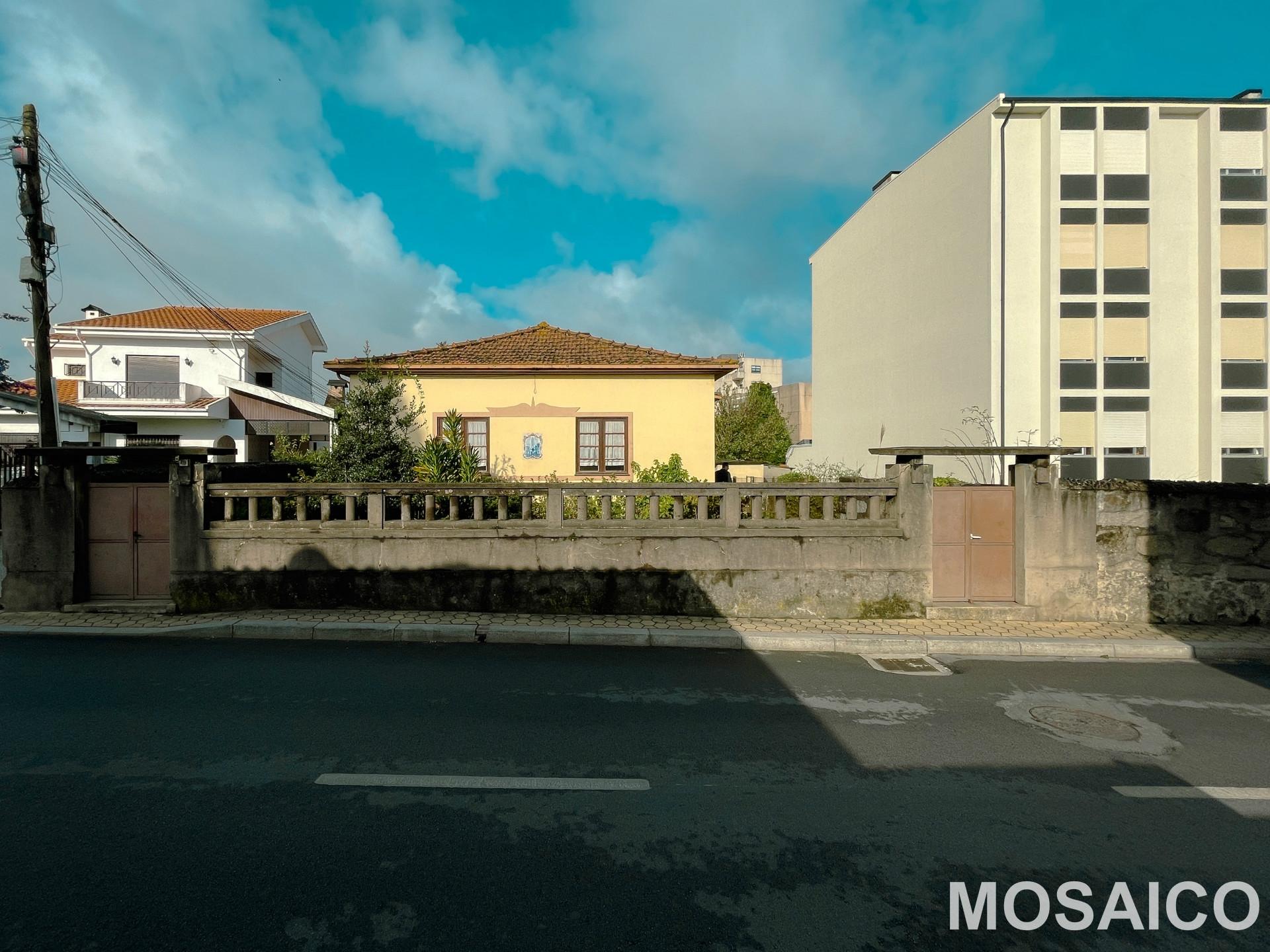 Moradia T2 de 1950 inserida num lote com 181m2 próxima da futura linha do metro Rubi.