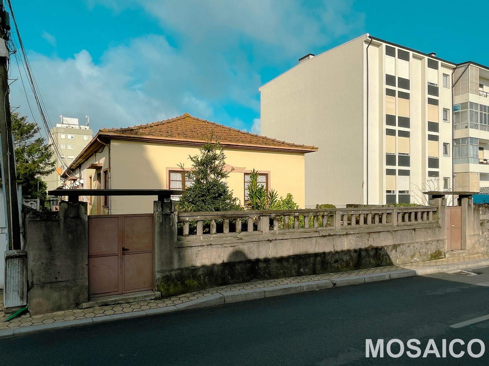 Moradia T2 de 1950 inserida num lote com 181m2 próxima da futura linha do metro Rubi.