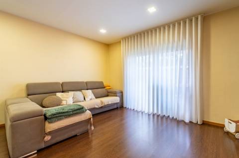 T2 MAFAMUDE (Quinta das Rosas Vilar Paraíso, VNGaia) c/ terraço, garagem fechada BOX