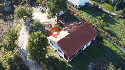Moradia T3 com terreno e garagem, Abitureira