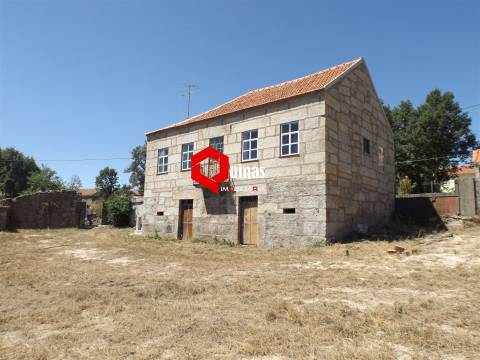 Moradia com terreno para restaurar
