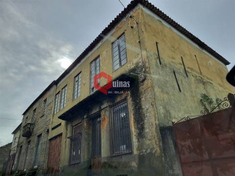 Casa com quintal para remodelar
