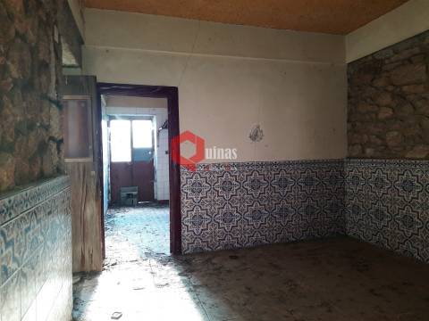 Casa com quintal para remodelar