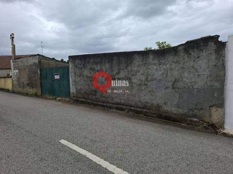 Edificio T3 com terreno e anexo para remodelar.