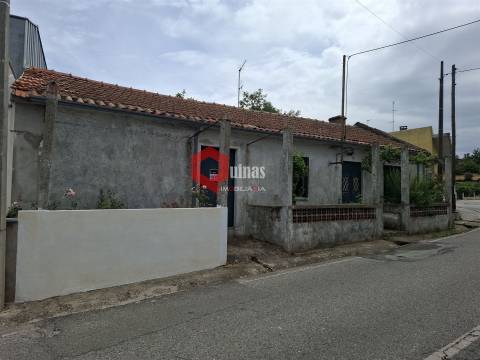 Edificio T3 com terreno e anexo para remodelar.