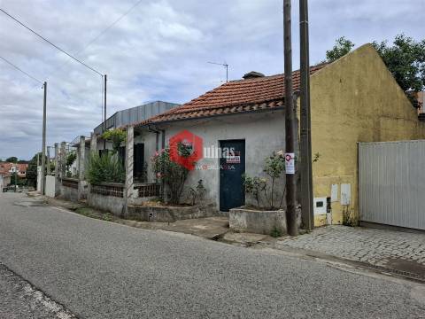 Edificio T3 com terreno e anexo para remodelar.