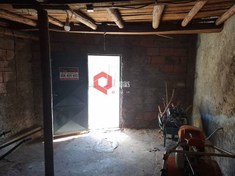 Edificio T3 com terreno e anexo para remodelar.
