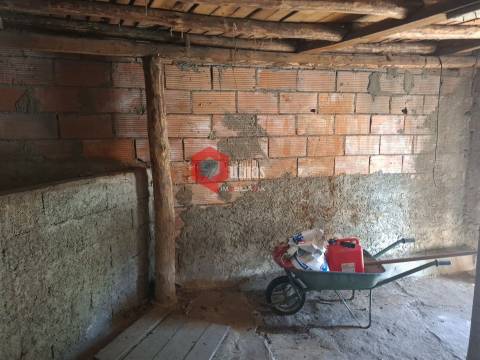 Edificio T3 com terreno e anexo para remodelar.