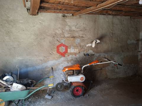 Edificio T3 com terreno e anexo para remodelar.