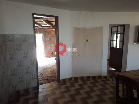 Edificio T3 com terreno e anexo para remodelar.