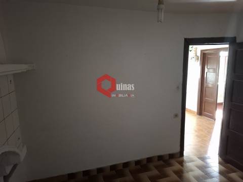 Edificio T3 com terreno e anexo para remodelar.