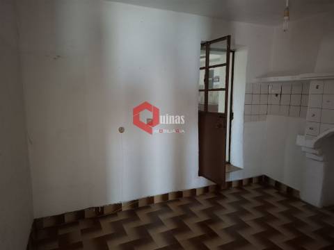 Edificio T3 com terreno e anexo para remodelar.